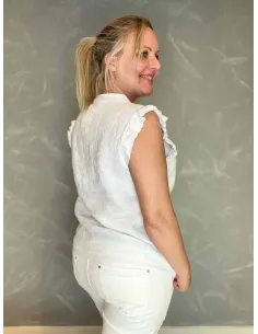 Hvid hør skjortebluse med flæseærmer vist forfra 2