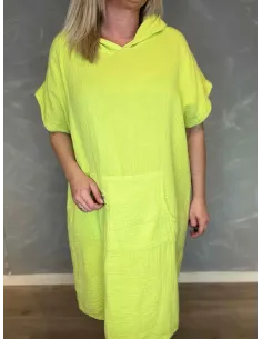 Lime bomuldskjole med hætte og stor lomme, viser den afslappede pasform og det casual design 2