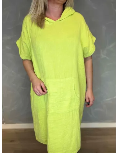 Nærbillede af kjolen i lime bomuld, fremhæver den praktiske lomme og hættedetaljen