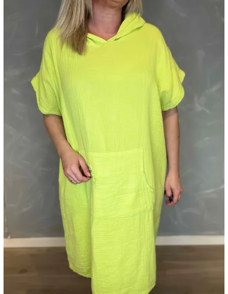 Nærbillede af kjolen i lime bomuld, fremhæver den praktiske lomme og hættedetaljen