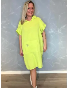 Lime bomuldskjole med hætte og stor lomme, viser den afslappede pasform og det casual design