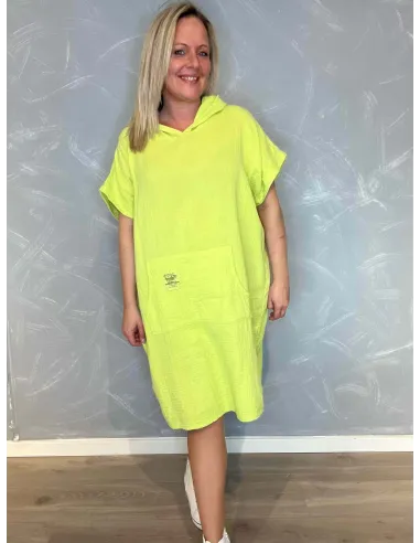 Lime bomuldskjole med hætte og stor lomme, viser den afslappede pasform og det casual design