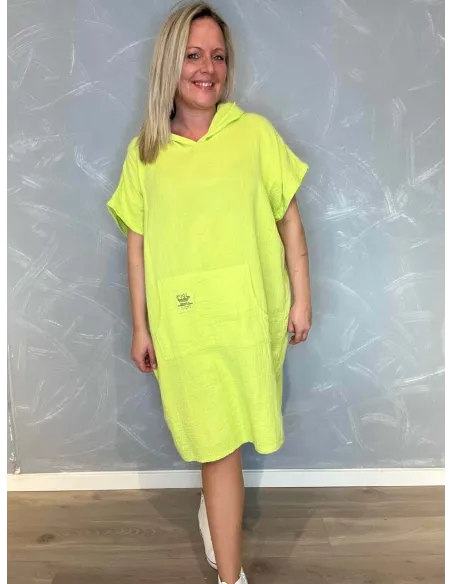 Lime bomuldskjole med hætte og stor lomme, viser den afslappede pasform og det casual design