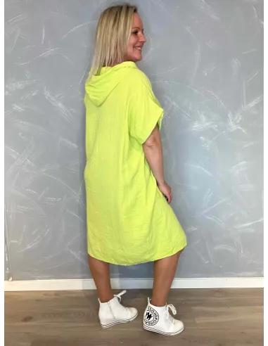 Bagside af den lime bomuldskjole, viser den oversize pasform og det lette fald