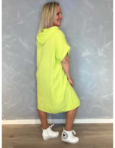 Bagside af den lime bomuldskjole, viser den oversize pasform og det lette fald