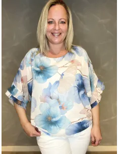 Hvid/blå blomstret chiffon bluse med flæseærmer vist forfra