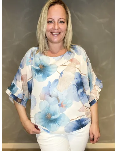 Hvid/blå blomstret chiffon bluse med flæseærmer vist forfra