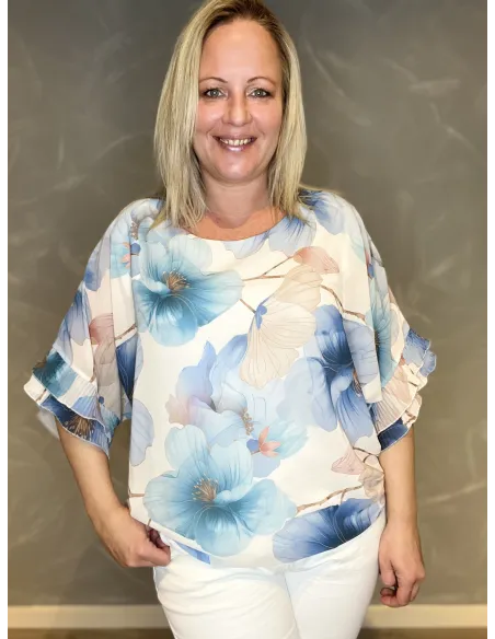 Hvid/blå blomstret chiffon bluse med flæseærmer vist forfra