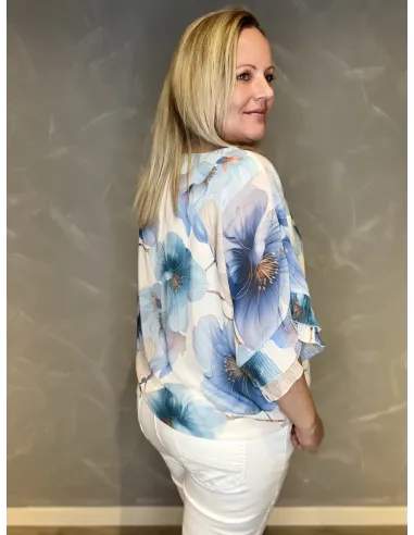 Hvid/blå blomstret chiffon bluse med flæseærmer vist bagfra