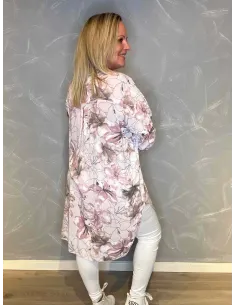 Rosa skjortekjole med blomsterprint og stregdetaljer, viser den elegante pasform og gennemknappet front. TIPPY 2