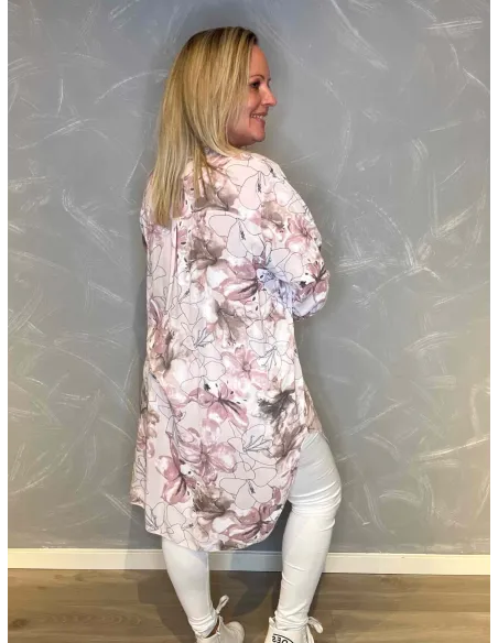 TIPPY skjortekjole rosa blomsterprint model bagfra. TIPPY