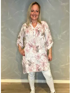 Rosa skjortekjole med blomsterprint og stregdetaljer, viser den elegante pasform og gennemknappet front. TIPPY