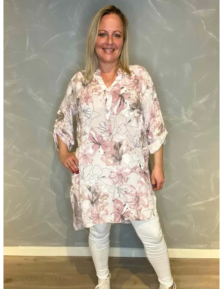 Rosa skjortekjole med blomsterprint og stregdetaljer, viser den elegante pasform og gennemknappet front. TIPPY