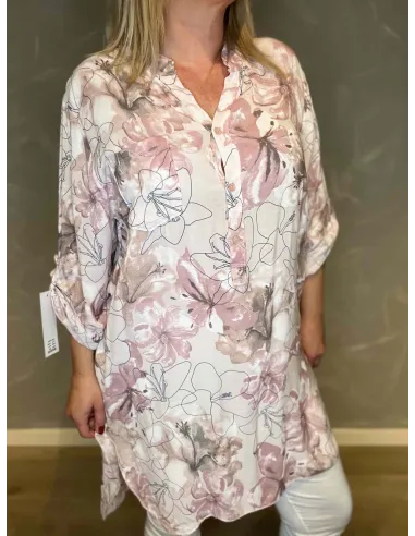 Nærbillede af kjolens blomsterprint med fine streger og akvarel effekt i rosa og grå nuancer. TIPPY
