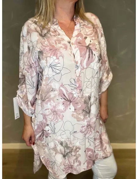 Nærbillede af kjolens blomsterprint med fine streger og akvarel effekt i rosa og grå nuancer. TIPPY