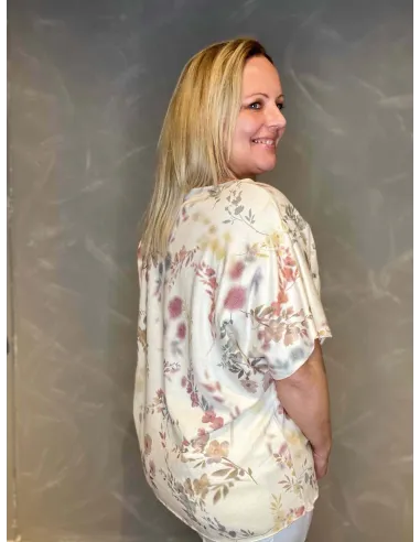 V-hals og ærmeafslutning på blomstret finstrik i offwhite og rosa