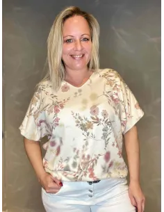 Kortærmet finstrik i offwhite med rosa blomsterprint, casual pasform med V-hals og korte ærmer