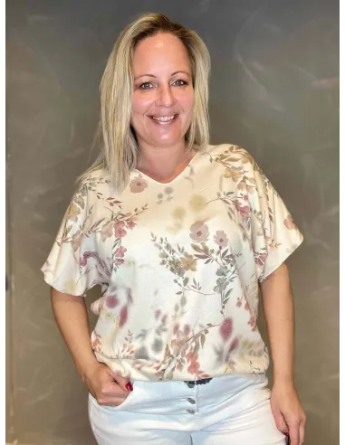 Kortærmet finstrik i offwhite med rosa blomsterprint, casual pasform med V-hals og korte ærmer