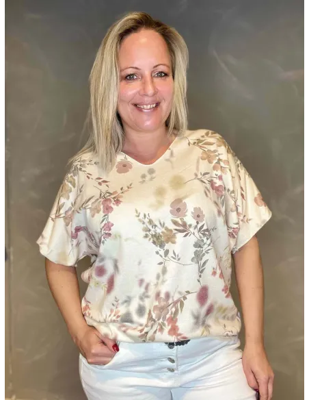 Kortærmet finstrik i offwhite med rosa blomsterprint, casual pasform med V-hals og korte ærmer