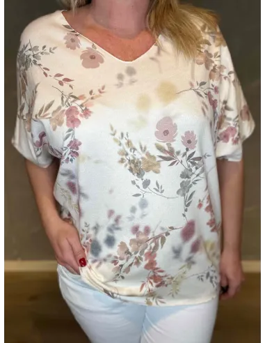 Nærbillede af det delikate blomsterprint i rosa og beige nuancer på den fine strik- TIPPY