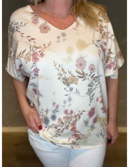 Nærbillede af det delikate blomsterprint i rosa og beige nuancer på den fine strik- TIPPY
