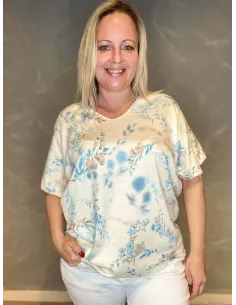 Kortærmet finstrik i offwhite med lyseblå blomsterprint, casual pasform med V-hals og korte ærmer