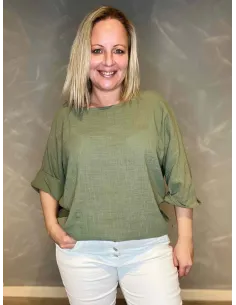 Army grøn bomulds bluse med opsmøgede ærmer, viser den afslappede pasform