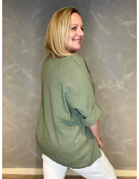 Rund hals og opsmøgede ærmer på casual bluse
