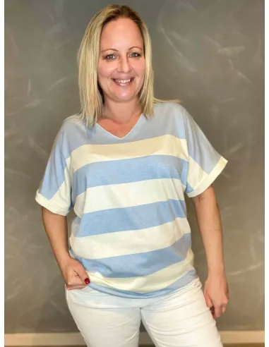 Kortærmet stribet finstrik i hvid og lyseblå med V-hals, afslappet pasform, perfekt til den modne kvinde