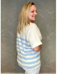 Kortærmet stribet finstrik i hvid og lyseblå med V-hals, afslappet pasform, perfekt til den modne kvinde 2