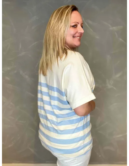 Bagside af kortærmet stribet finstrik i hvid og lyseblå, viser løs pasform og korte ærmer