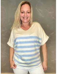 Kortærmet stribet finstrik i hvid og lyseblå med V-hals, afslappet pasform, perfekt til den modne kvinde