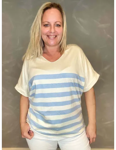 Kortærmet stribet finstrik i hvid og lyseblå med V-hals, afslappet pasform, perfekt til den modne kvinde