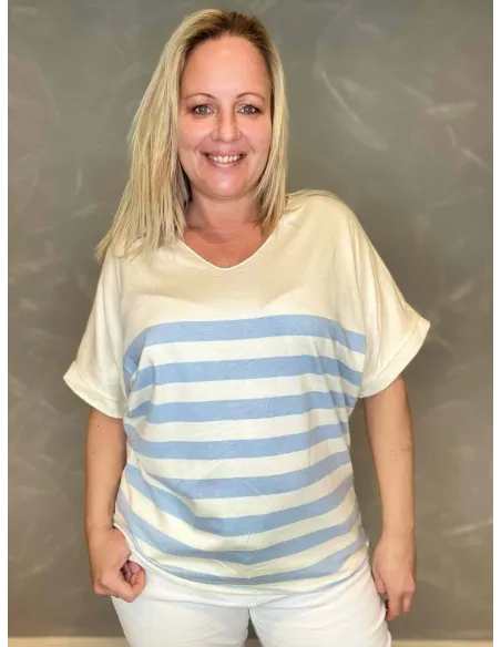 Kortærmet stribet finstrik i hvid og lyseblå med V-hals, afslappet pasform, perfekt til den modne kvinde