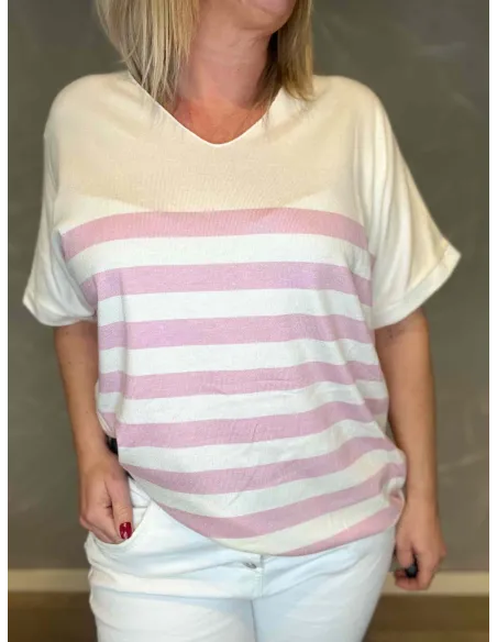 Nærbillede af finstrik kvalitet og stribemønster i hvid og rosa nuancer