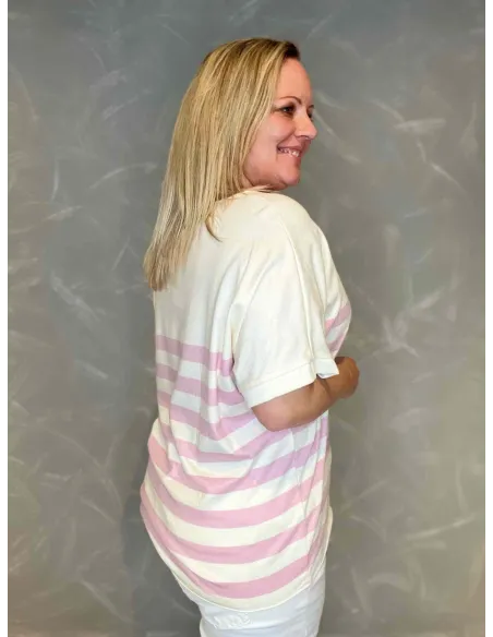 Bagside af kortærmet stribet finstrik i hvid og rosa, viser løs pasform og korte ærmer