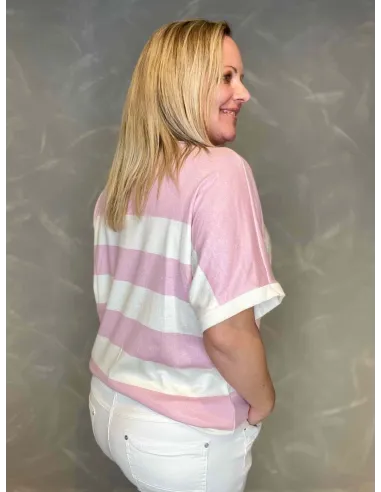 Bagside af kortærmet stribet finstrik i hvid og rosa, viser løs pasform og korte ærmer