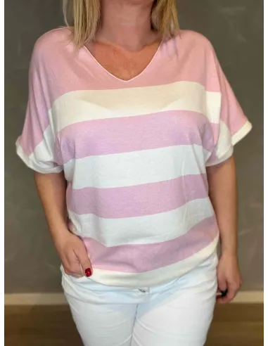 Nærbillede af finstrik kvalitet og stribemønster i hvid og rosa nuancer