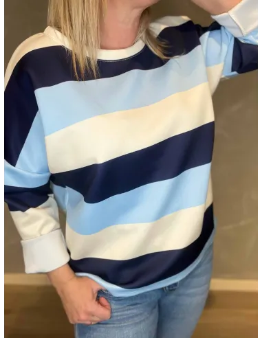 Nærbillede af strikkvalitet i blå mix bloktrøje – TIPPY