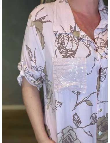 “Blomsterprint med brune roser på rosa kjole – TIPPY