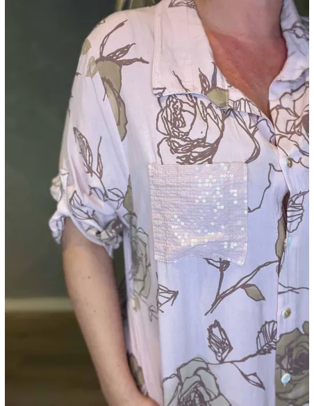 “Blomsterprint med brune roser på rosa kjole – TIPPY