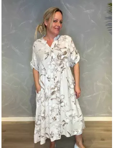 Off white kjole med blomsterprint og pailletter vist forfra. TIPPY