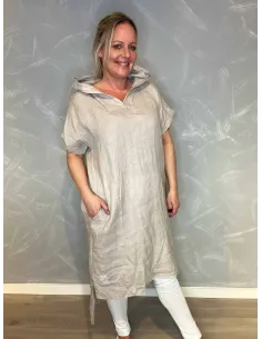 Beige hør kjole med hætte vist forfra