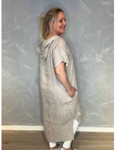 Beige hør kjole med hætte vist forfra 2