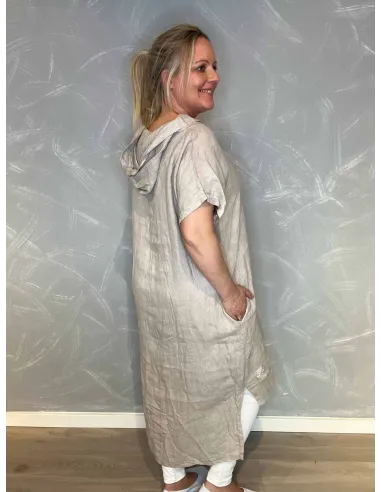 Kjole med korte ærmer og asymmetrisk længde