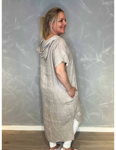 Kjole med korte ærmer og asymmetrisk længde