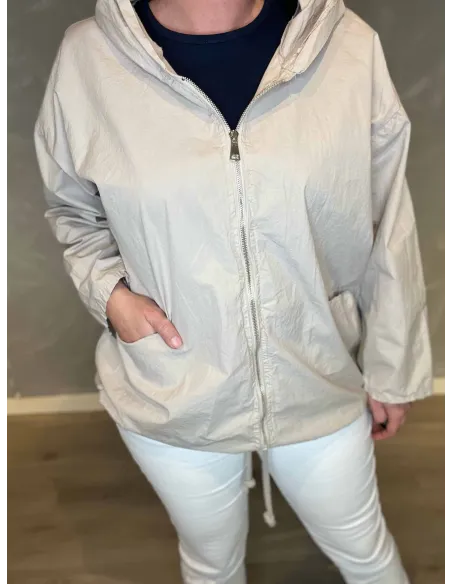 Lynlås og snøre på beige jakke – TIPPY