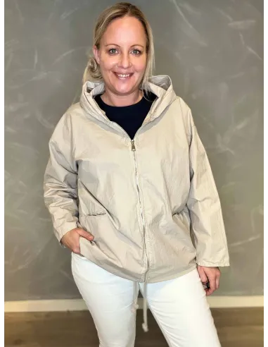 Beige jakke med hætte og lynlås til kvinder – TIPPY Collection