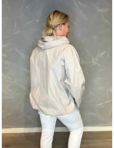 Bagside af beige jakke til kvinder – TIPPY