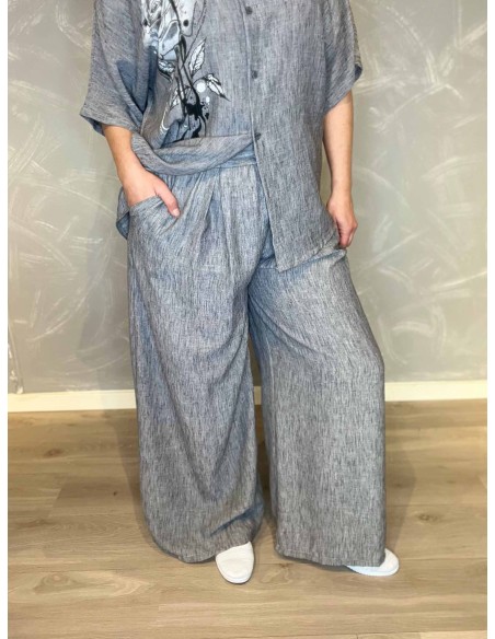 Vide bukser i grå viskose-hør blanding, viser den elegante pasform og det flotte fald